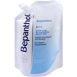 Eine weiße Nachfüllpackung für Körperlotion mit blauem Aufdruck.